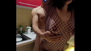 MILF mince en bas et casting maison avec un baiseur d’ados