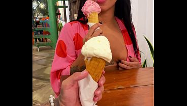 Elle mangeait de la glace d’une façon tellement sexy que j’ai eu envie de la baiser