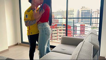 Une vidéo amateur a fuité, montrant un couple colombien en train de faire l’amour avec passion chez lui.