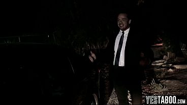 Une adolescente innocente subit une partouze le soir du bal de promo avec son petit ami bien membré et ses amis.