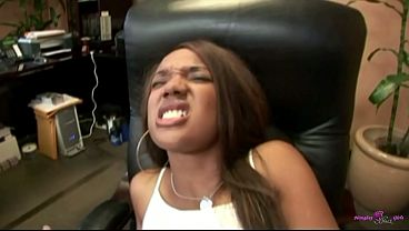 Après avoir baisé une bite blanche, cette fille noire reçoit une pleine bouche de son sperme