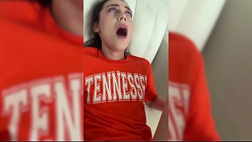 Une petite étudiante se fait défoncer la chatte dans sa chambre de cité U – Dolly Paige