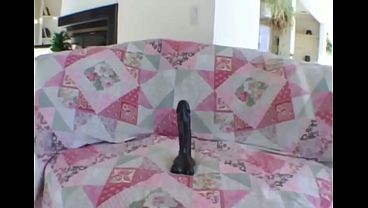 Une superbe ado se fait ravager l’anus par une bite dure.