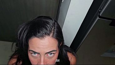 Une épouse soumise et sexy se fait baiser dans sa chatte serrée et mouillée