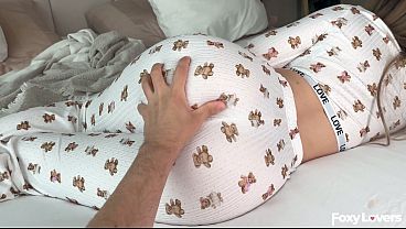 Grosses lèvres de chatte qui serrent ma grosse bite, puis éjaculation sur le cul (4K)