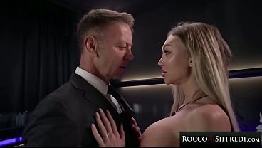 Frances Bentley, la blonde aux gros seins, contre l’énorme bite de Rocco Siffredi